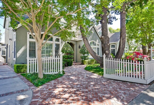 Foto del edificio - Stunning two-story spacious home on tranquil tree-lined street.
