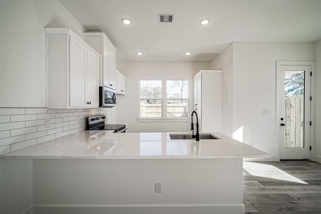 Building Photo - 8409 Schneider St