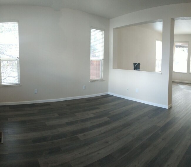 Building Photo - Northwest home in quiet neighborhood