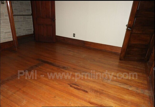 Foto del edificio - 1214 S Washington St