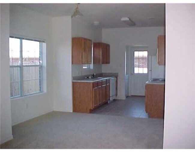 Foto del edificio - THREE BEDROOMS THREE BATHS, FENCED BACKYARD SUPER PRICE!