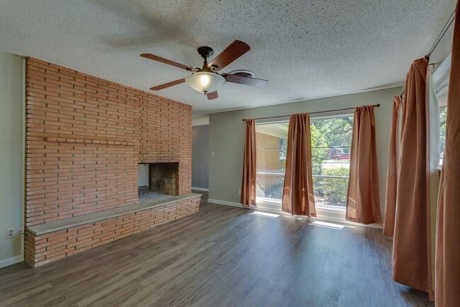 Building Photo - 708 Hurstview Dr