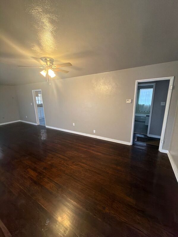 Building Photo - 3018 Oak Forest Dr