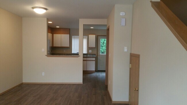 Foto del edificio - MOVE IN SPECIAL $500 OFF MOVE IN COSTS.  Emerald Court 2 bedroom 1 1/2 bath. 1 carport Puyallup T...