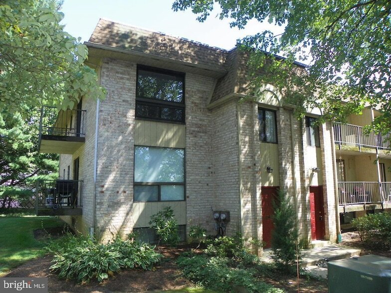 Primary Photo - 356-B-3B000 Saybrook Ln