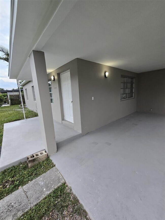 Foto del edificio - 14420 Monroe St
