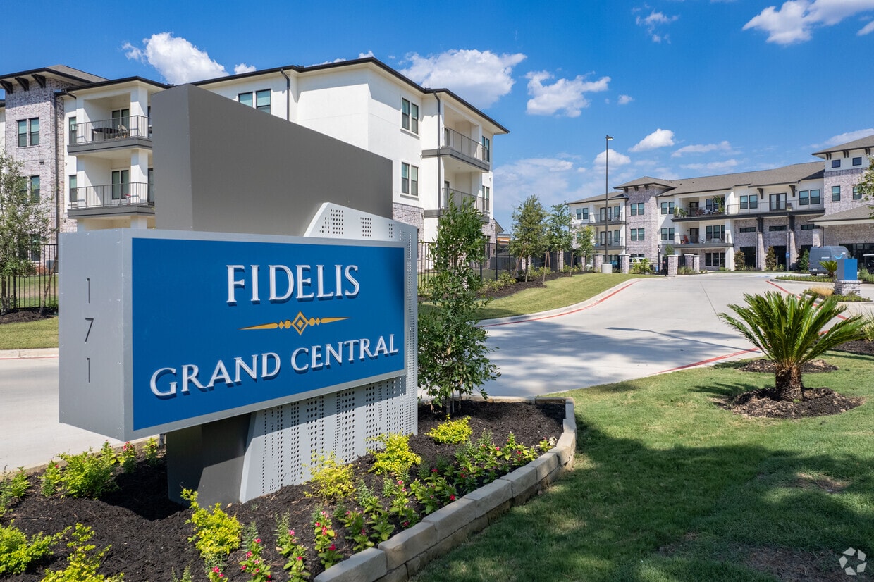 The Strake at Grand Central Apartments in Conroe, TX