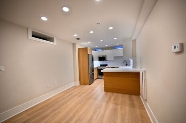 Foto del edificio - New Construction Bay Village 2 Bed on Winchester St for March 1st
