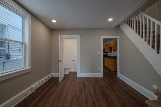Building Photo - Newly Renovated 3 Bedroom 1.5 Bathroom Sla...