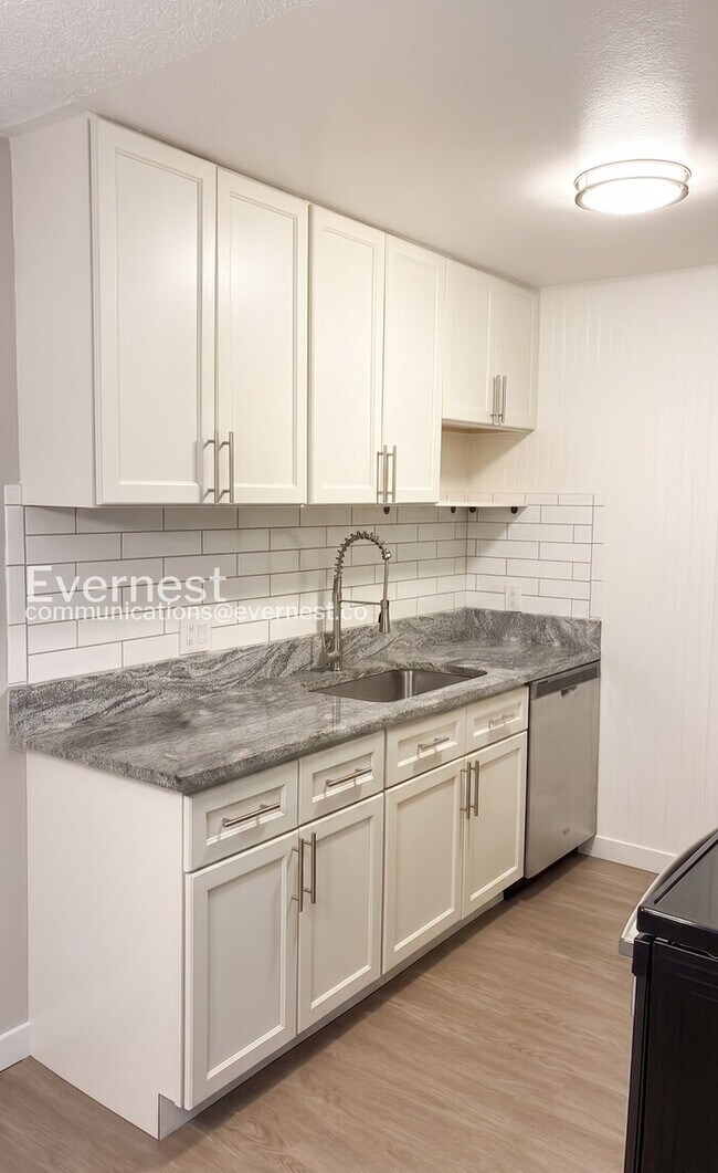 Foto del edificio - 2 Bed/1 Bath Condo with Off-Street Parking / Available Now!