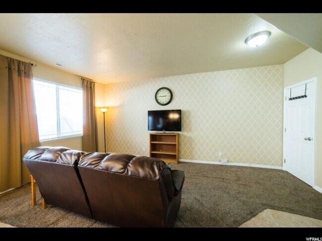 Building Photo - 3 Bd 2.5 Bath Condo 2 Car Garage