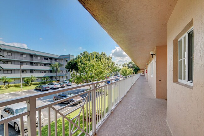 Foto del edificio - 4723 Lucerne Lakes Blvd