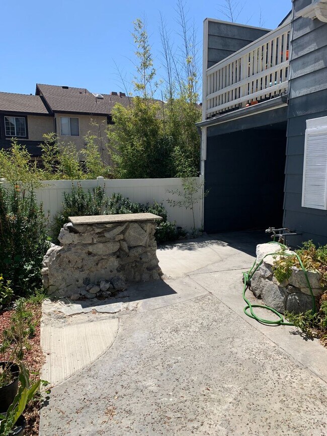 Foto del edificio - 1st floor 2+2 w/oversized patio, water + t...