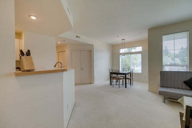 Building Photo - 2 bedroom condo available in the heart of ...