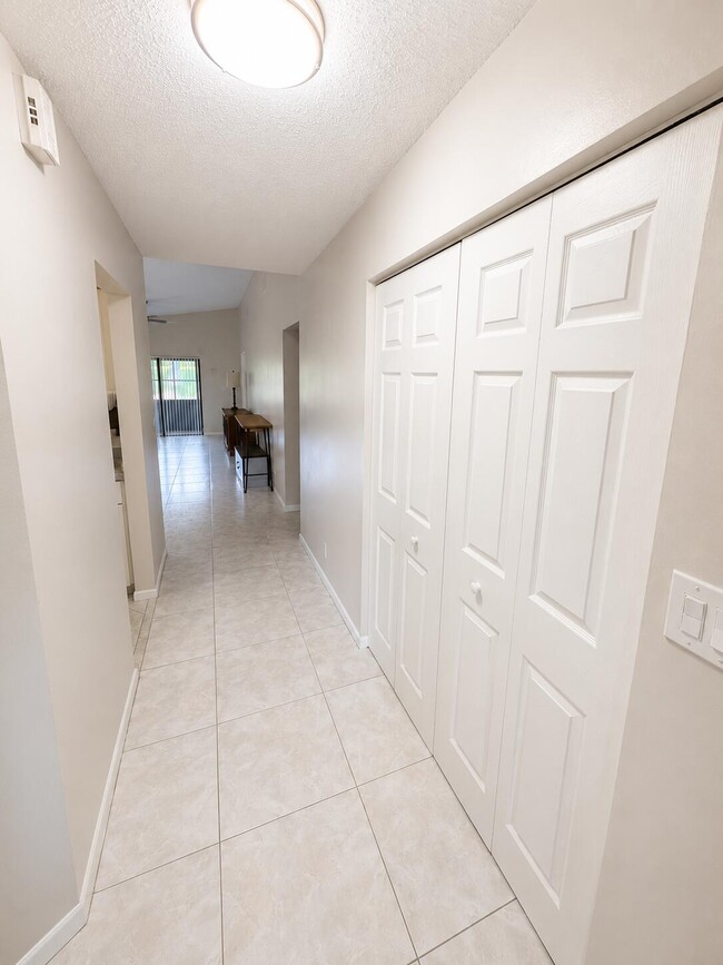 Building Photo - 4086 Palm Forest Dr S