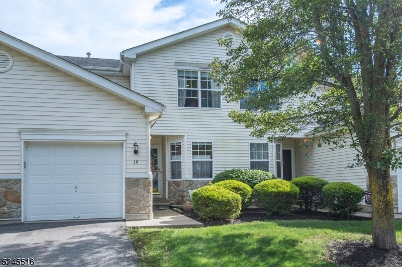 Primary Photo - 19 Meadow Lakes Dr