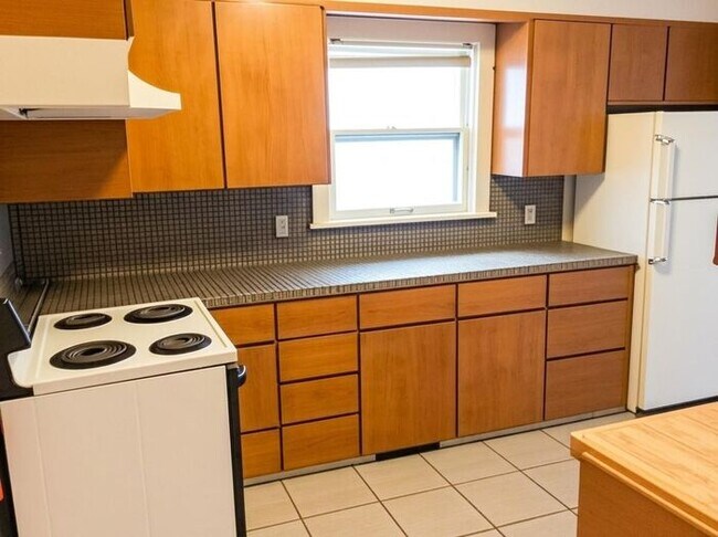 Foto del edificio - 5 Bed, 2 Bath Home NEAR CSU!