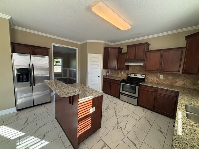 Foto del edificio - This property blends ample living space and storage with functional amenities.