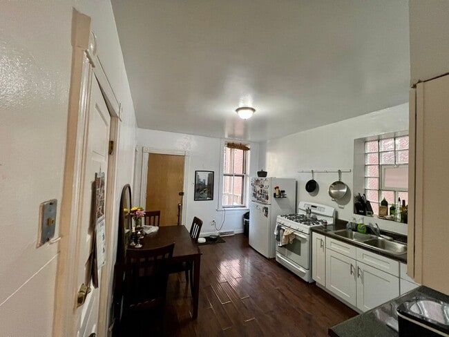 Photo - 1902 W Cortland St Apartment