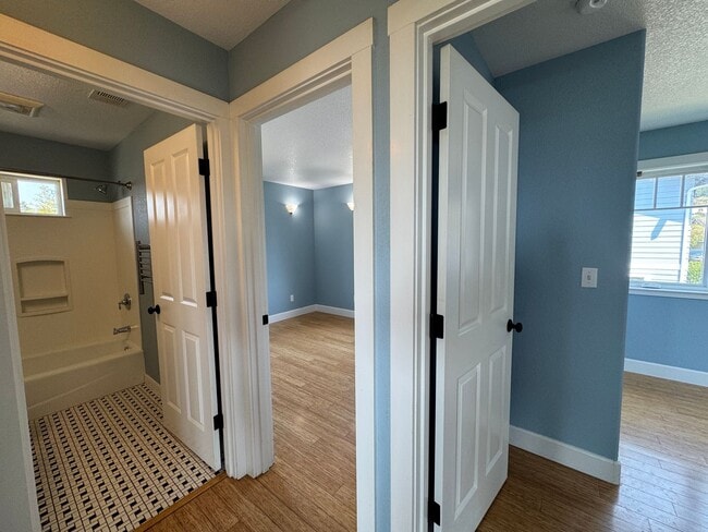 Building Photo - 2bdrm/1bth MIL with Garage.