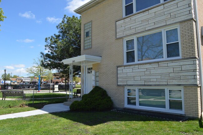 Building Photo - 2423 N 75th Ct