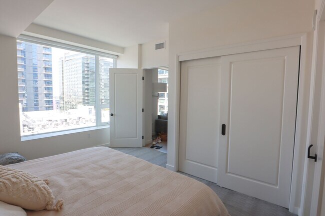 Foto del edificio - Luxurious Jewel high-rise condo unit; FULL...