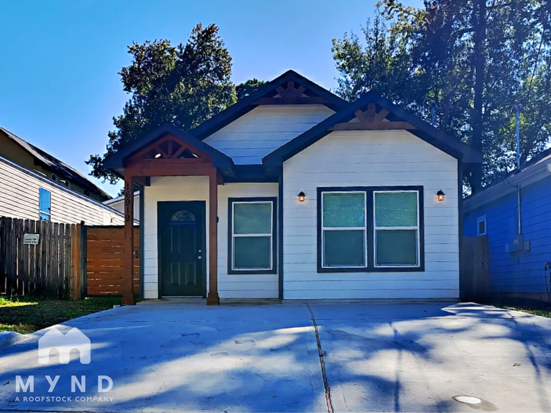 Foto principal - 16919 Balmoral St