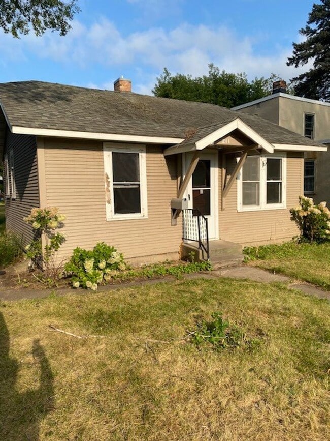 Building Photo - 2 Bedrooms, 1 Bathrooms Single Family Home...