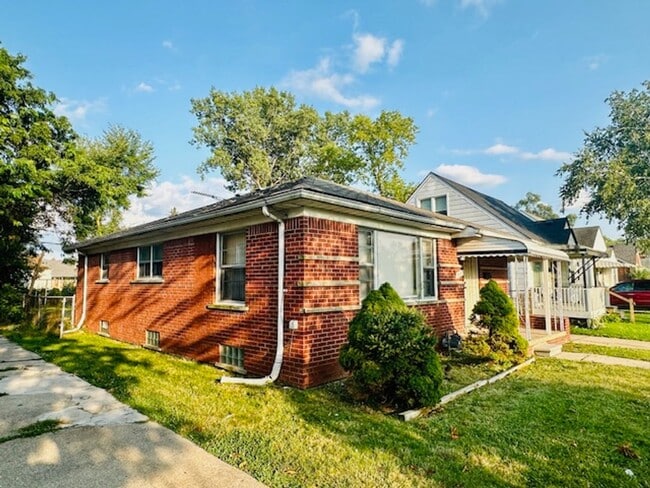 Building Photo - 3 Bedroom 1 Bath Section 8 Ready Home For ...