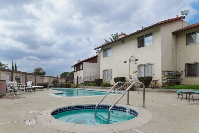 Foto del edificio - Downstairs 2-Bedroom Condo in Banning--55+ Gated Community!