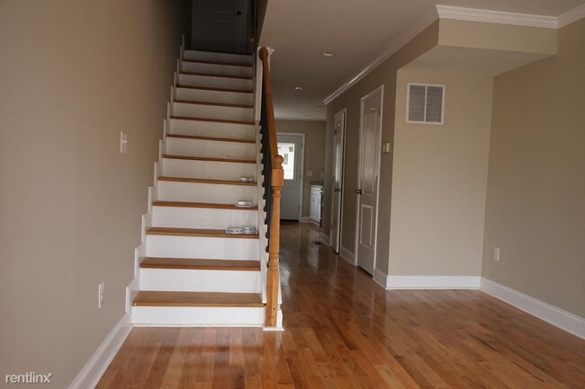 Building Photo - 3 br, 2.5 bath Townhome - 1234 W Cross St