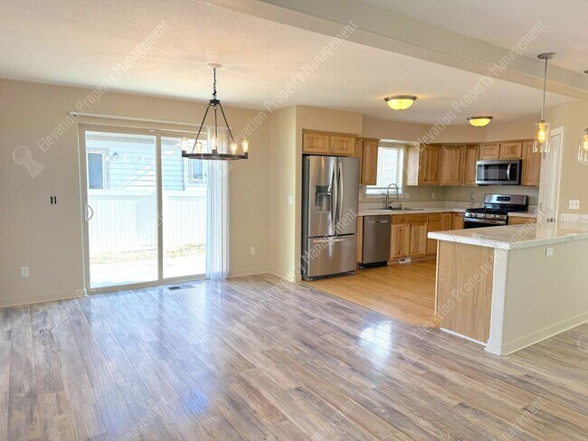 Foto del edificio - 3 BR home with fenced yard