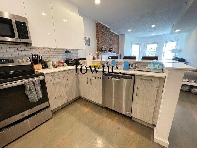 Building Photo - 1402 Beacon St