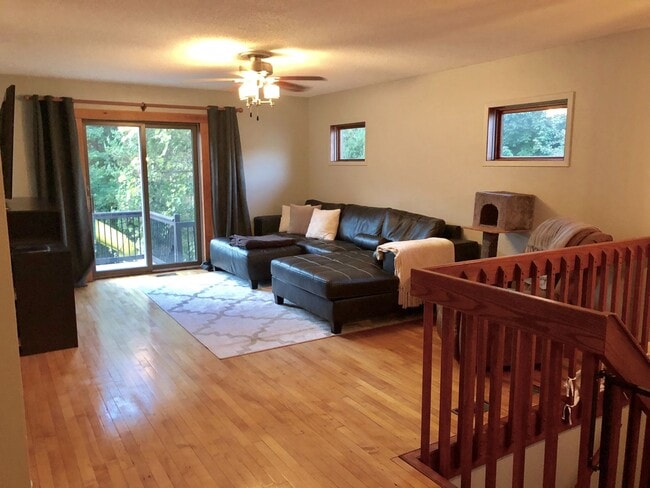 Foto del edificio - $2900|5 Bedroom 3 Bath |Fenced Backyard| Deck| Laundry| Basement