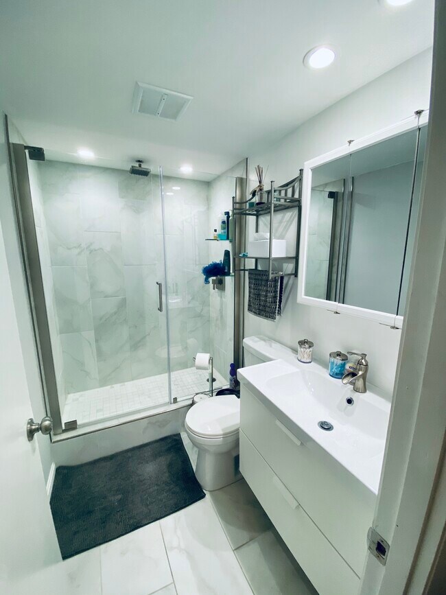 Baño - 1011 Main St