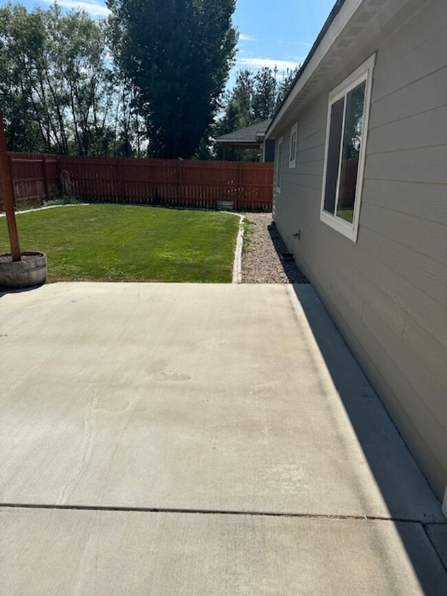 Building Photo - **Charming 3-Bedroom Home - Ready for You!**