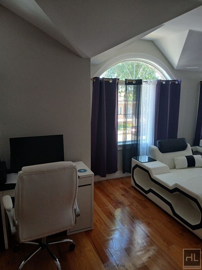 Foto del edificio - FRESHLY BUILT  BEAUTIFUL  4 BEDROOMS/ 2 FU...