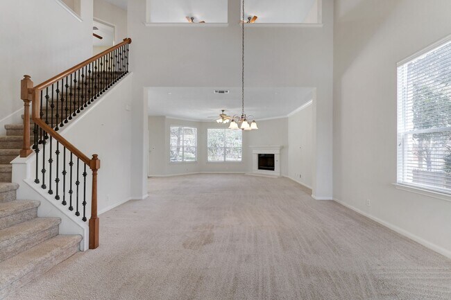 Foto del edificio - ***APPLICATION CURRENTLY UNDER REVIEW***Spacious & Stylish Living in a Premier Gated Community