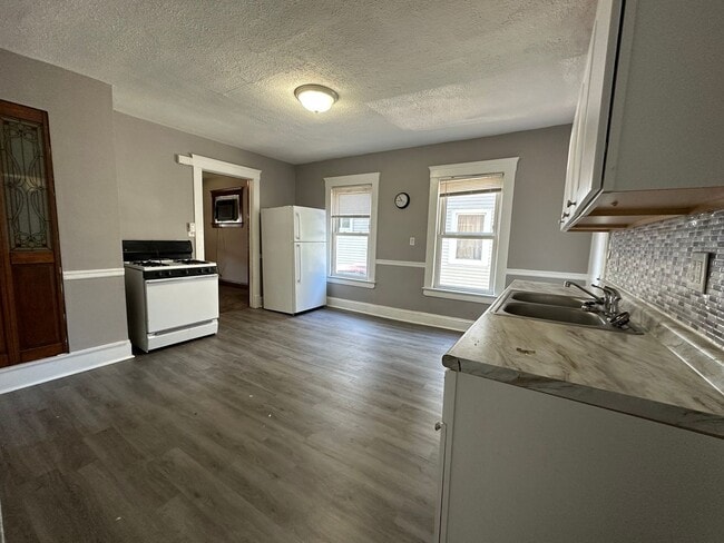 Building Photo - 2064 Halstead Ave