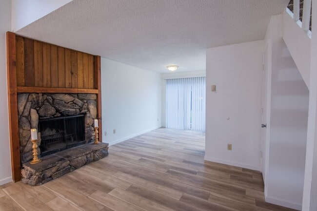 Building Photo - Updated 3 bedroom 1.5 bathroom duplex!