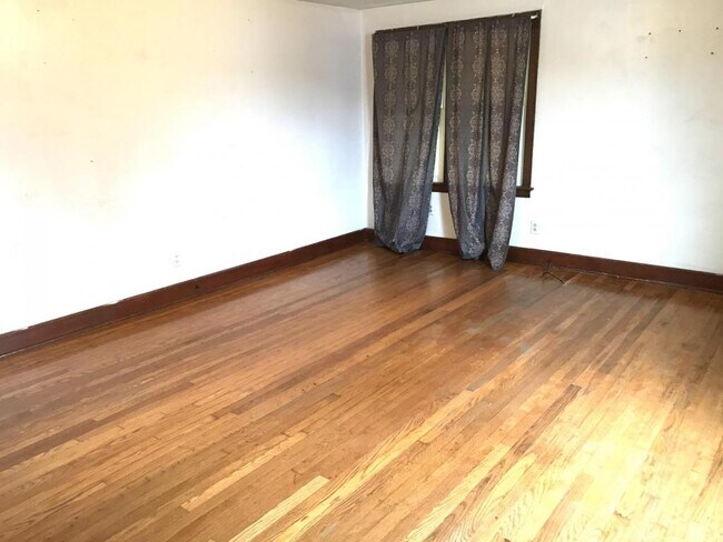 Building Photo - Apt 3