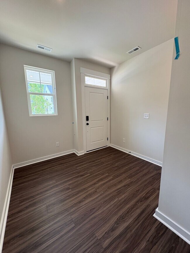 Foto del edificio - Beautiful End Unit Townhome in Griffith Lakes