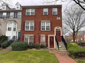 Building Photo - 10 Society Hill Dr N