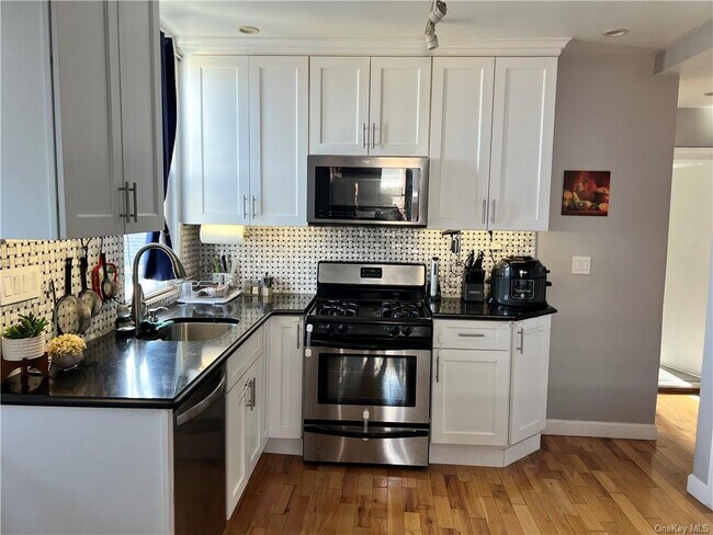 Foto del edificio - 3234 Paulding Ave