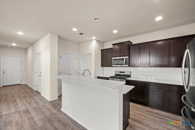 Foto del edificio - 145 Goldfinch Dr