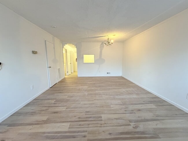 Building Photo - 53 Greenwich Dr