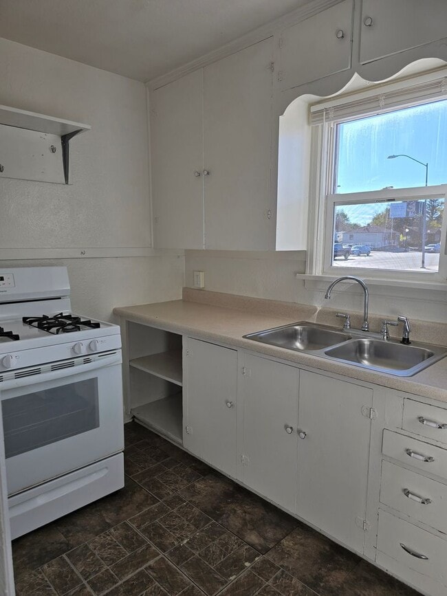 Foto del edificio - 2 Bedroom House w/ Detached Garage
