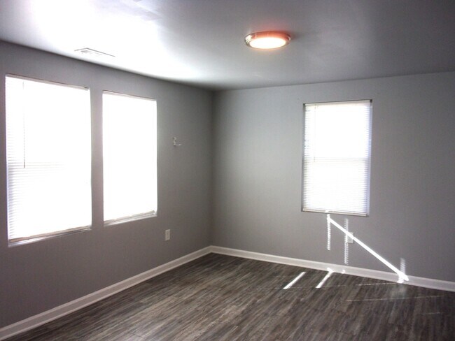 Building Photo - 307A Hall St