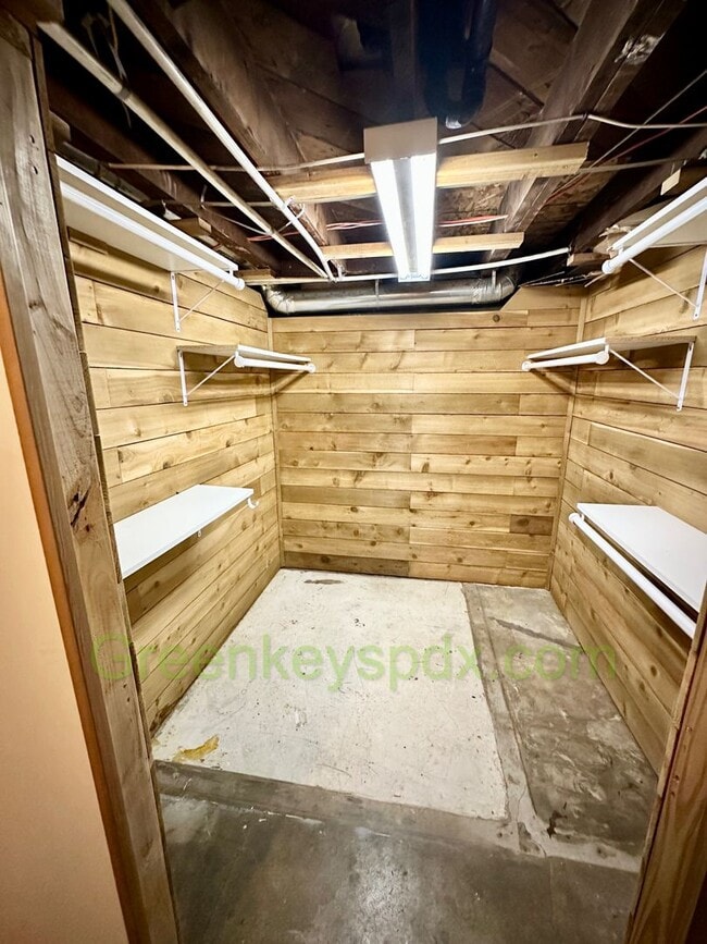 Building Photo - Huge 3 Bedroom 2 Bathroom House in Heart o...