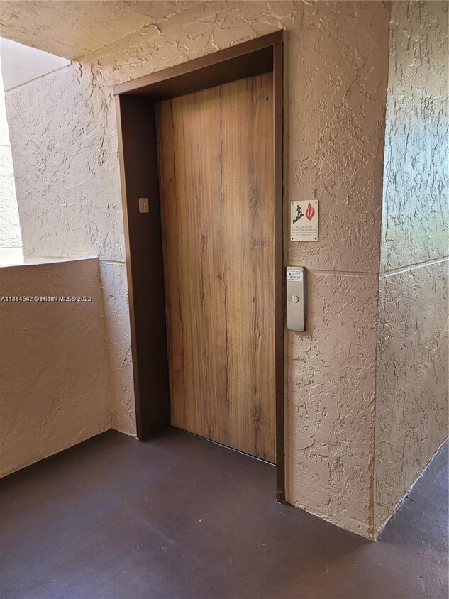 Building Photo - 1811 Sabal Palm Dr